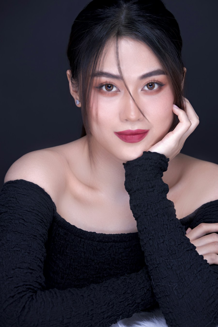 玫瑰唇色与柔和眼妆的真人灵感照片